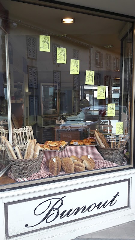 La vitrine de la boulangerie Bunout, paniers de baguettes et pains sur toile à carreaux